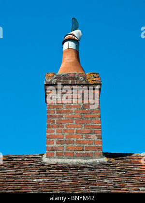 Metall-Entwurf Haube auf Schornstein - Frankreich. Stockfoto