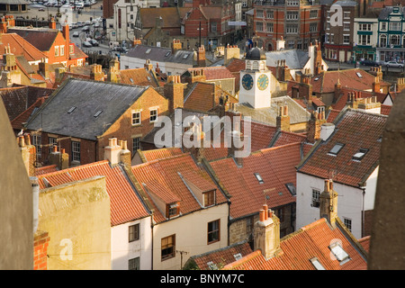 Blick über die roten Dachpfanne Dächer von "The Old Town" Whitby North Yorkshire UK Stockfoto