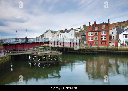 Die alte Drehbrücke über den Fluß Esk Aufteilung der Westseite und der "Altstadt" auf der Ostseite von Whitby, North Yorkshire UK Stockfoto