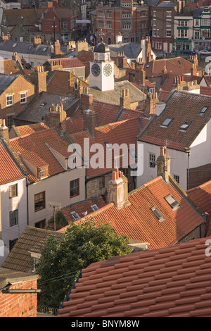 Blick über die roten Dachpfanne Dächer von "The Old Town" Whitby North Yorkshire UK Stockfoto