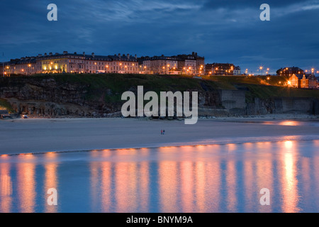 Nacht Schuss der Cliff Top viktorianischen Hotels am Strand von Whitby, North Yorkshire, UK Stockfoto