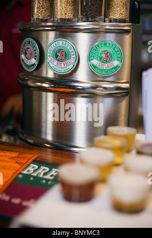 Bierprobe im preisgekrönten Bootleg Brauerei am Wilyabrup in Margaret River, Western Australia, Australien. Stockfoto