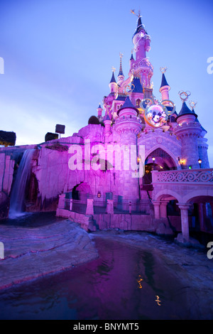 Nachtaufnahme von Cinderellas Schloss im Euro-Disneyland in Paris, Frankreich. Stockfoto