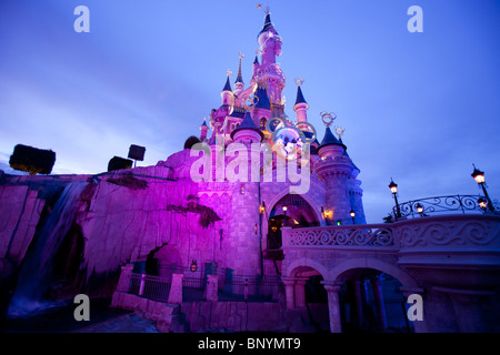 Nachtaufnahme von Cinderellas Schloss im Euro-Disneyland in Paris, Frankreich. Stockfoto