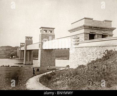 Britannia Bridge über die Menaistraße Wales in seiner ursprünglichen rechteckigen röhrenförmigen Schmiedeeisen Feld Abschnitt Form, ca. 1880 Stockfoto