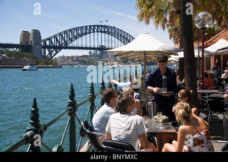 Waterfront dining am Circular Quay mit Blick über Sydney Harbour. Circular Quay, Sydney, New South Wales, Australien Stockfoto