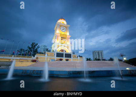 Niedrigen Winkel auf der Dataran Bandaraya Johor Bahru in der Abenddämmerung. Es ist der Hauptplatz in Johor Bahru, Malaysia. Stockfoto