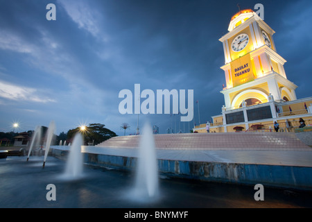 Niedrigen Winkel auf der Dataran Bandaraya Johor Bahru während des Sonnenuntergangs. Es ist der Hauptplatz in Johor Bahru, Malaysia. Stockfoto