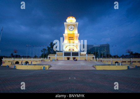 Abend-Schuss von Dataran Bandaraya Johor Bahru, dem Hauptplatz in Johor Bahru, Malaysia. Stockfoto