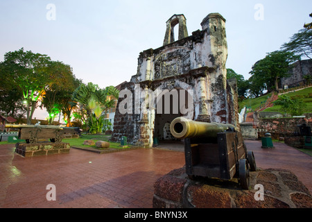 Eine alte Canon vor Porta da Santiago, Haupttor der Festung A'Famosa in Melaka Malysia. Stockfoto