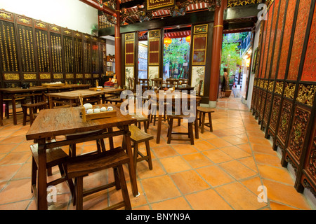 Peranakan Stil eingerichtet wie in einem traditionellen Teehaus in die chinesische Siedlung von Malacca Stadt, Malaysia vom Eingang gesehen Stockfoto