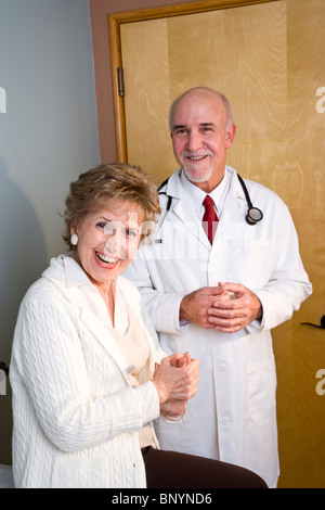 Arzt mit senior Frau Patienten im Büro Stockfoto