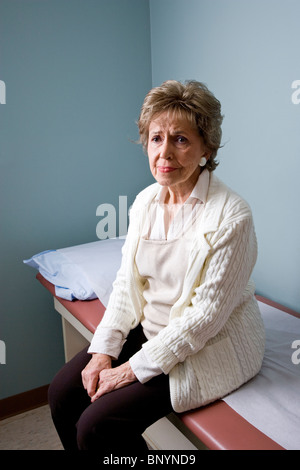 Besorgt senior Frau Doktor im Untersuchungszimmer wartet Stockfoto