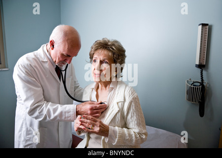Arzt untersuchen senior Frau Brust mit Stethoskop hören Stockfoto