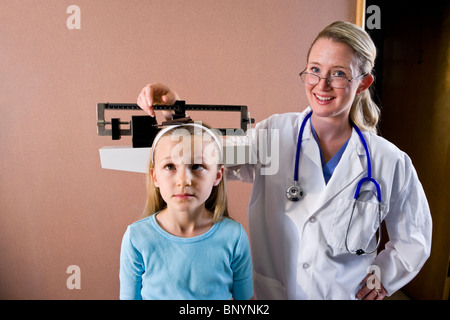 Jährliche Überprüfung, Messung der Höhe des Kindes Arzt Stockfoto