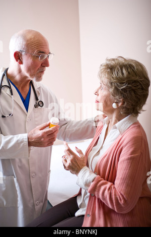 Ältere Frau mit Arzt Medikamente verschreiben Stockfoto