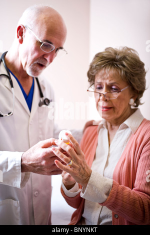 Ältere Frau mit Arzt Medikamente verschreiben Stockfoto