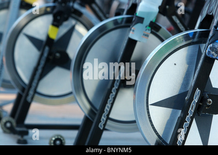 Ein aerobic Spinning-Kurs macht eine Lehre in einem Fitness-Festival in Rom Italien Stockfoto