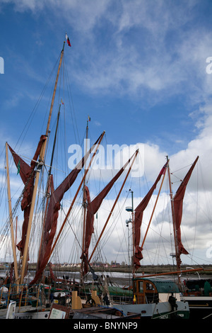 Thames Lastkähne vertäut am Blackwater River, Maldon, Essex Stockfoto