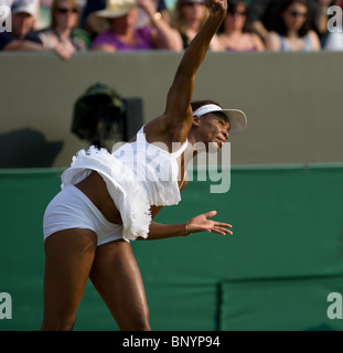 25. Juni 2010: Serena Williams & Venus Williams V Timea Bacsinszky (SUI) & Jelena Garbin (ITA) Nr. 2 Court.  Wimbledon-internat Stockfoto