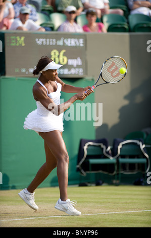 25. Juni 2010: Serena Williams & Venus Williams V Timea Bacsinszky (SUI) & Jelena Garbin (ITA) Nr. 2 Court.  Wimbledon-internat Stockfoto