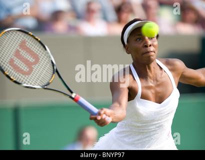 25. Juni 2010: Serena Williams & Venus Williams V Timea Bacsinszky (SUI) & Jelena Garbin (ITA) Nr. 2 Court. Internationales Tennisturnier in Wimbledon statt bei den All England Lawn Tennis Club, London, England. Stockfoto