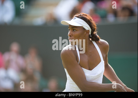 25. Juni 2010: Serena Williams & Venus Williams V Timea Bacsinszky (SUI) & Jelena Garbin (ITA) Nr. 2 Court. Internationales Tennisturnier in Wimbledon statt bei den All England Lawn Tennis Club, London, England. Stockfoto