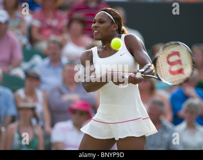 25. Juni 2010: Serena Williams & Venus Williams V Timea Bacsinszky (SUI) & Jelena Garbin (ITA) Nr. 2 Court.  Wimbledon-internat Stockfoto