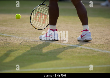 25. Juni 2010: Serena Williams & Venus Williams V Timea Bacsinszky (SUI) & Jelena Garbin (ITA) Nr. 2 Court.  Wimbledon-internat Stockfoto