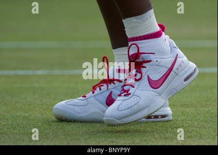 25. Juni 2010: Serena Williams & Venus Williams V Timea Bacsinszky (SUI) & Jelena Garbin (ITA) Nr. 2 Court.  Wimbledon-internat Stockfoto