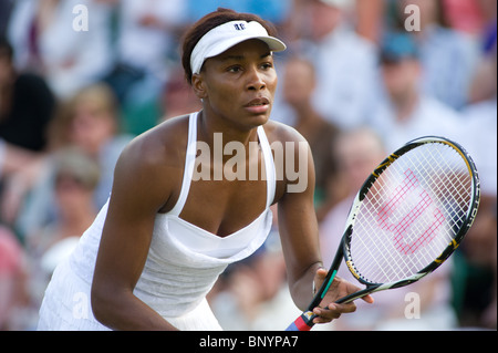 25. Juni 2010: Serena Williams & Venus Williams V Timea Bacsinszky (SUI) & Jelena Garbin (ITA) Nr. 2 Court.  Wimbledon-internat Stockfoto