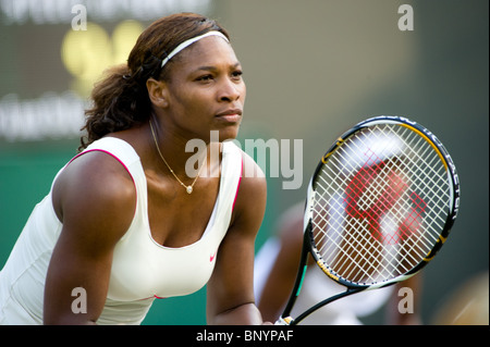 25. Juni 2010: Serena Williams & Venus Williams V Timea Bacsinszky (SUI) & Jelena Garbin (ITA) Nr. 2 Court.  Wimbledon Tennis Stockfoto