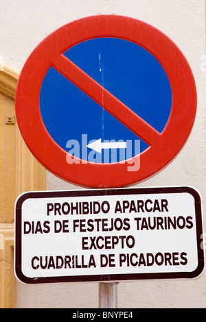 Verkehrszeichen in der Nähe der Real Maestranza Stierkampfarena, Sevilla, Spanien Stockfoto