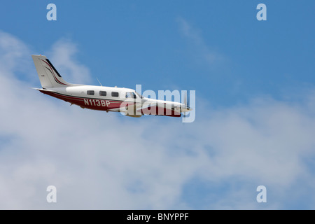 Piper PA-46-350 P Malibu Mirage N113BP im Flug über Wickenby Flugplatz Stockfoto