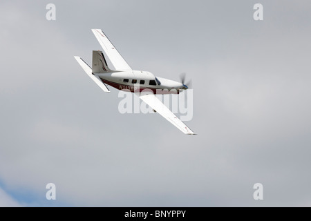 Piper PA-46-350 P Malibu Mirage N113BP im Flug über Wickenby Flugplatz Stockfoto