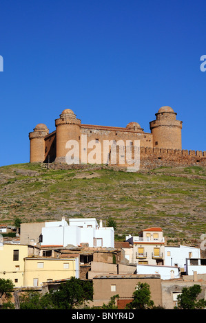 Blick auf das Schloss, erbaut 1509-1512, (Castillo De La Calahorra) und Stadt, Lacalahorra, Provinz Granada, Andalusien, Spanien. Stockfoto