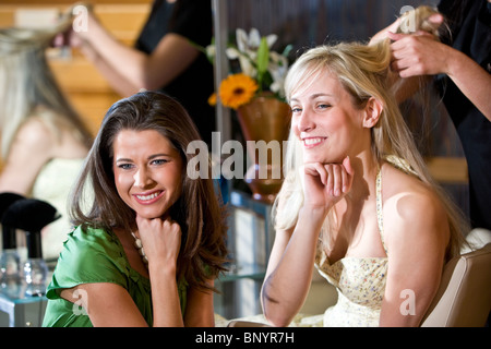 Nahaufnahme der schönen jungen Frau im Friseursalon Stockfoto