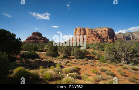 Sedona, Arizona - Bell Rock und Gerichtsgebäude Butte Ansicht. Von landschaftlich reizvolle Fahrt Trail Access-point Parkplatz und Sicht nach Süden Stockfoto
