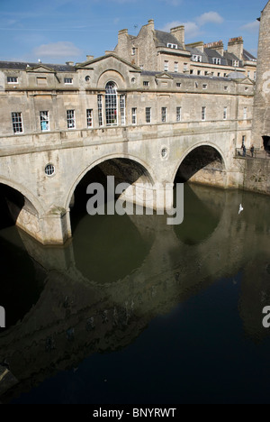 Puteney Brücke und Fluss Avon Böschung in die Stadt Bath Stockfoto