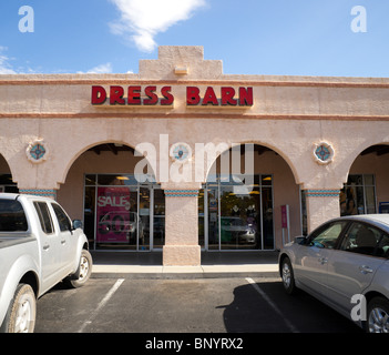 Sedona, Arizona - Factory Outlet Einzelhandel Oak Creek Streifen Einkaufszentrum auf Highway 179. Kleid-Scheune. Stockfoto