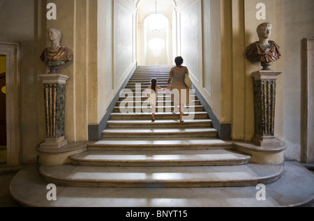 Mutter und Tochter gehen die Doria Pamphilj Galerie Treppe hinauf, Rom, Italien Stockfoto