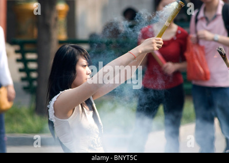 Junge Frau Weihrauch, Lama-Tempel, Beijing Stockfoto