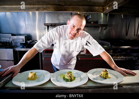 Küchenchef im Restaurantküche Gourmet-Gerichte zubereiten Stockfoto