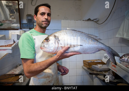 Fischhändler präsentieren aus Brassen auf einem Fischmarkt, Sanlucar de Barrameda, Spanien Stockfoto