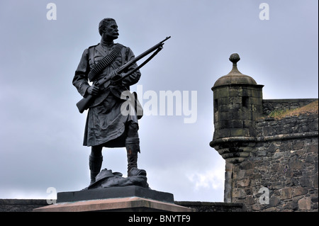 Statue von Argyll und Sutherland Highlander Soldat aus dem Burenkrieg bei Stirling Castle, Schottland, UK Stockfoto