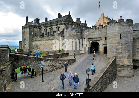 Touristen, die Eingabe der Forework, Eintritt in den Hauptteil des Stirling Castle, Scotland, UK Stockfoto