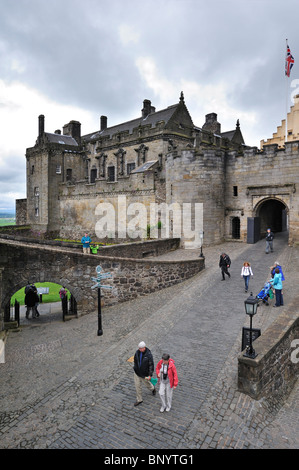 Touristen, die Eingabe der Forework, Eintritt in den Hauptteil des Stirling Castle, Scotland, UK Stockfoto