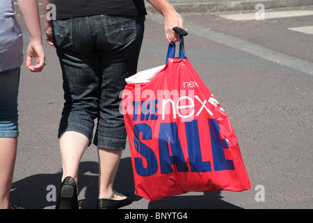 Frau mit einer nächsten Verkauf Tasche Shopping Stockfoto