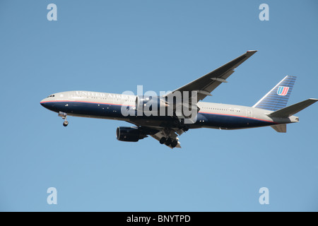 United Airlines Boeing 777-222/ER im Endanflug zum Flughafen Heathrow Stockfoto