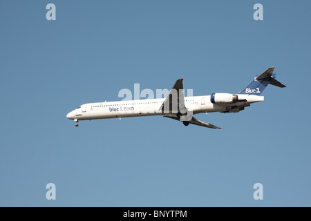 Blue1.com McDonnell Douglas MD-90-30 im Endanflug zum Flughafen Heathrow Stockfoto